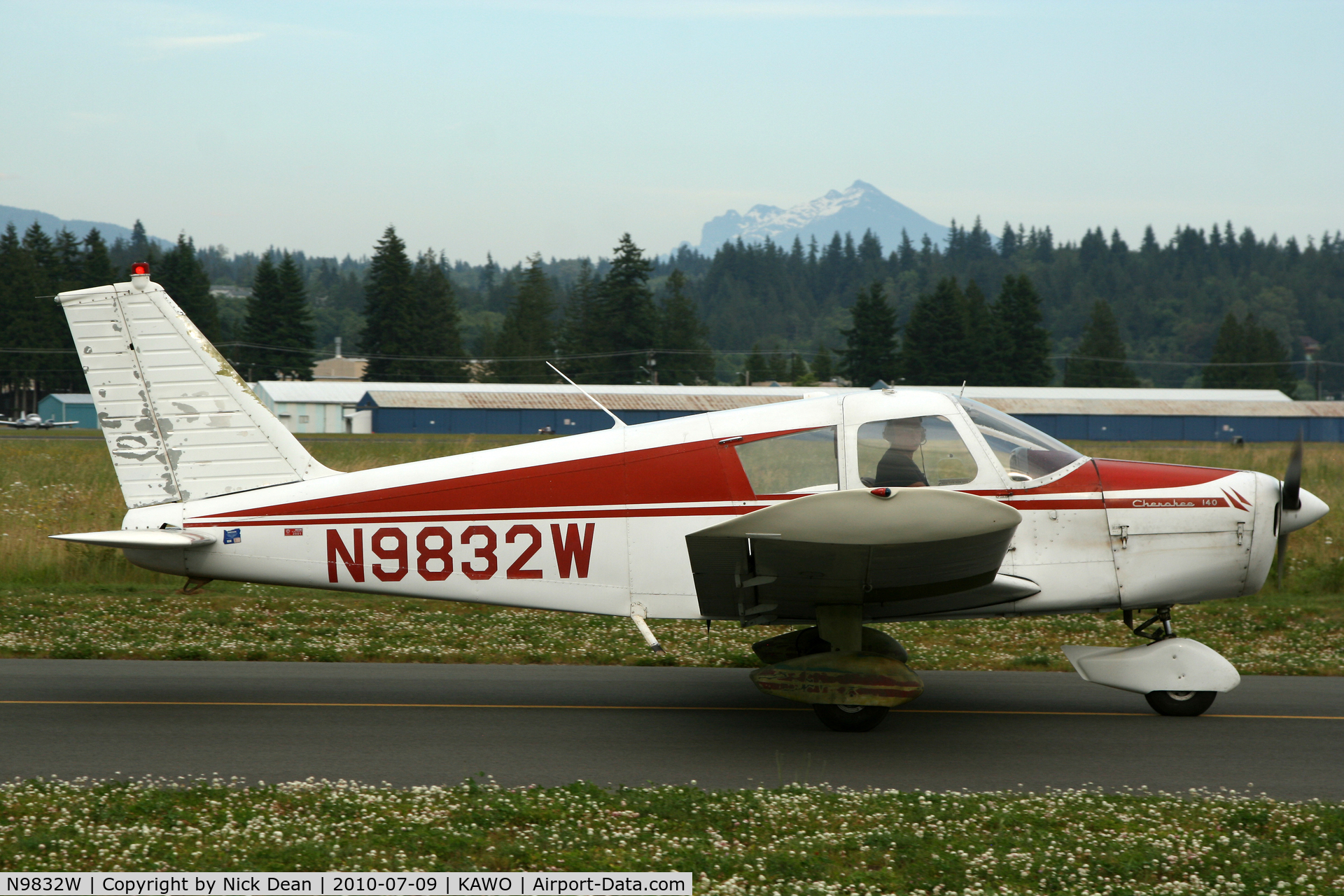 N9832W, 1967 Piper PA-28-140 C/N 28-23337, KAWO