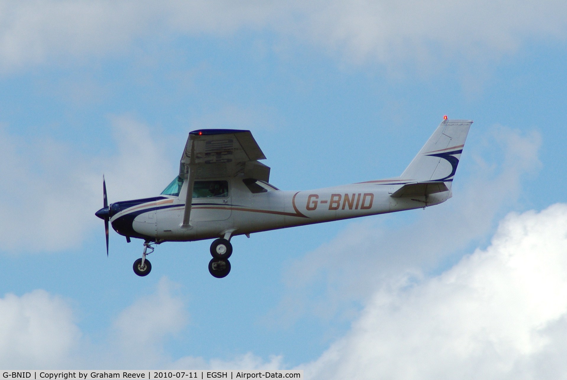 G-BNID, 1981 Cessna 152 C/N 152-84931, On finals.