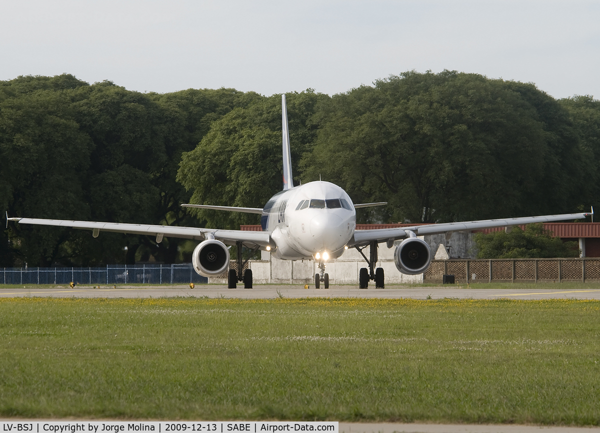 LV-BSJ, 2000 Airbus A320-233 C/N 1332, Entering RWY 31.