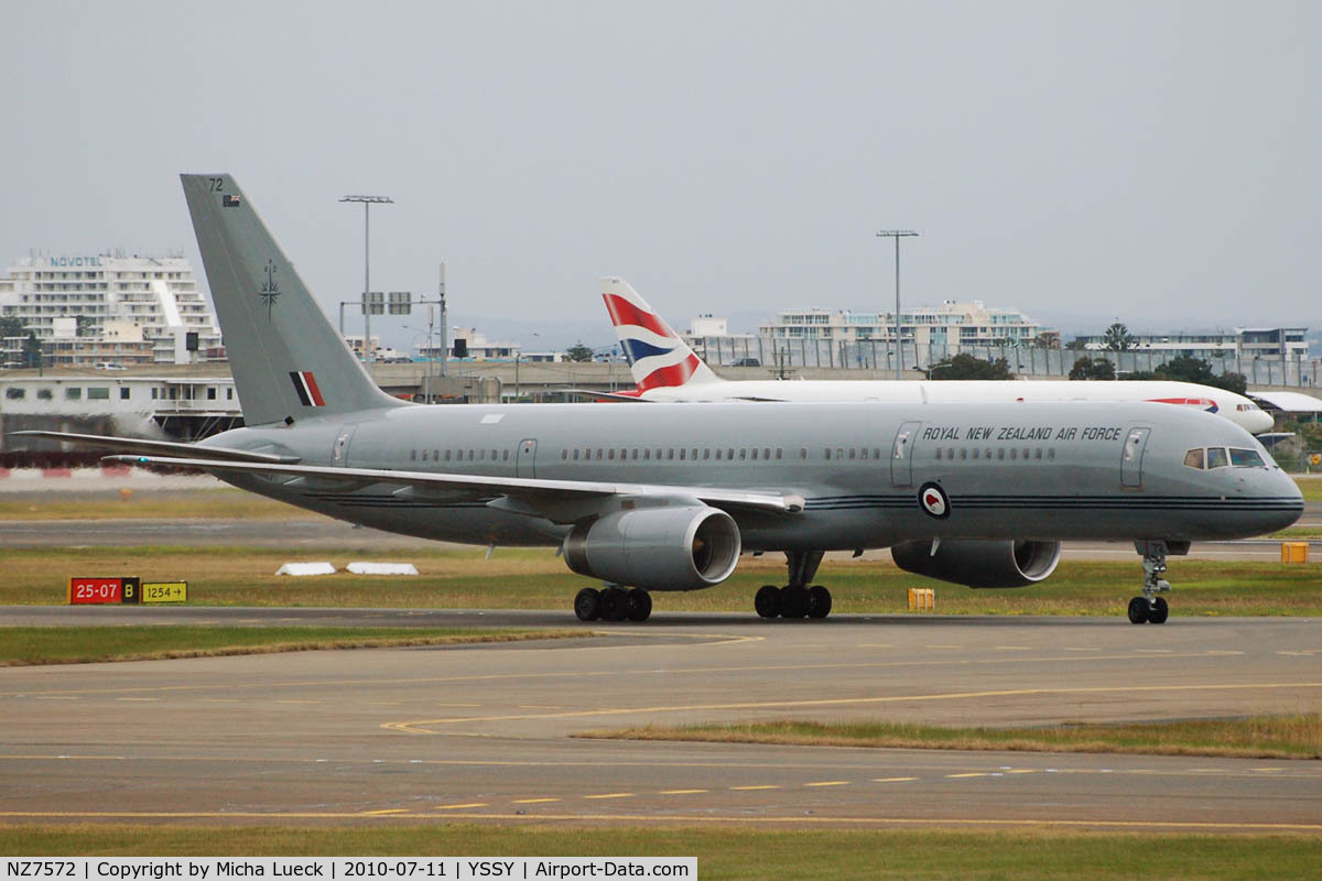 NZ7572, 1993 Boeing 757-2K2 C/N 26634, At Sydney Kingsford Smith