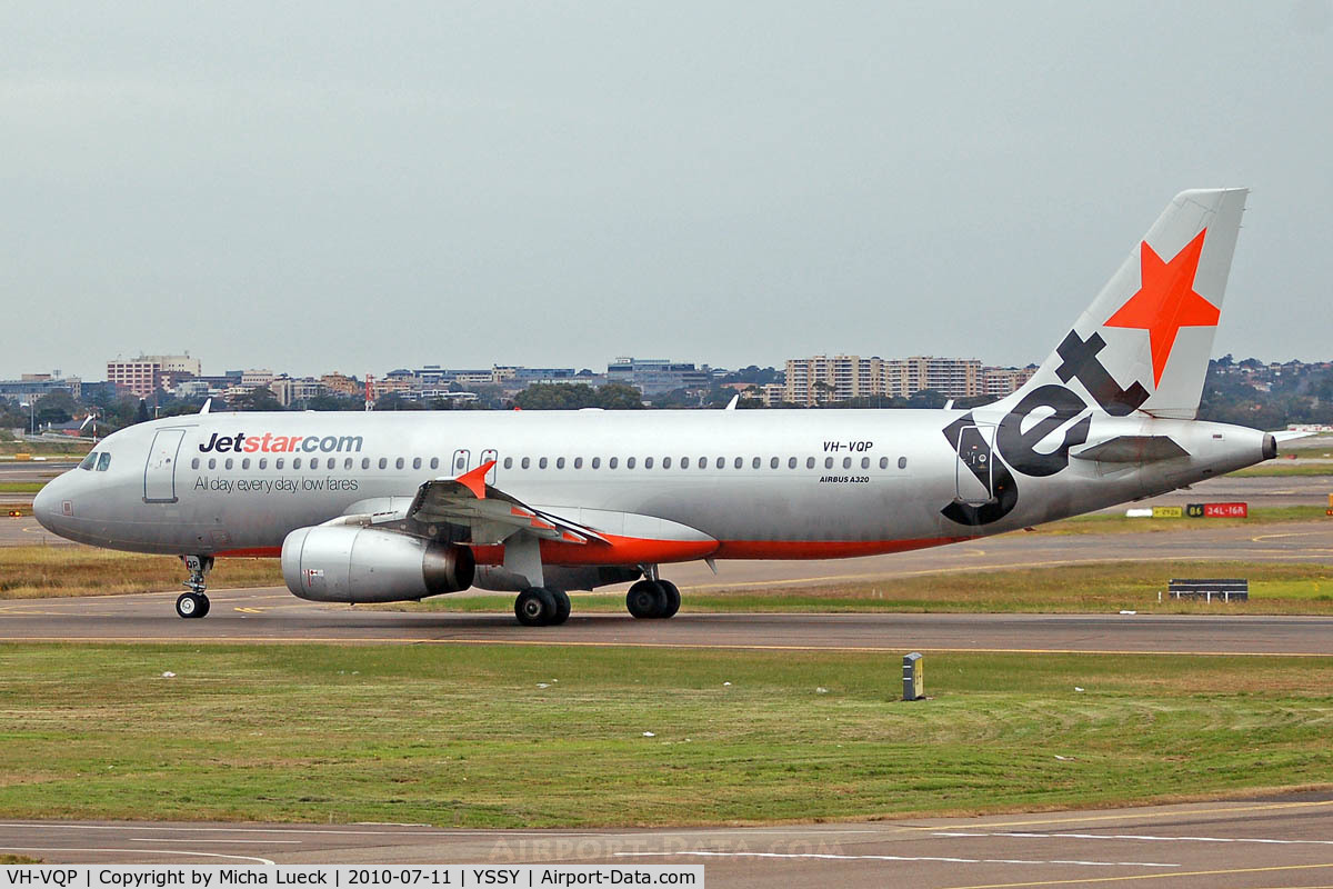 VH-VQP, 2000 Airbus A320-232 C/N 2573, At Sydney