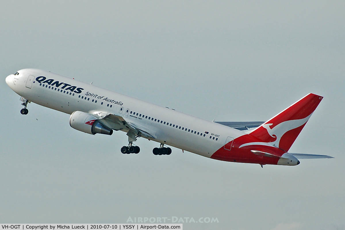 VH-OGT, 1998 Boeing 767-338 C/N 29117, At Sydney