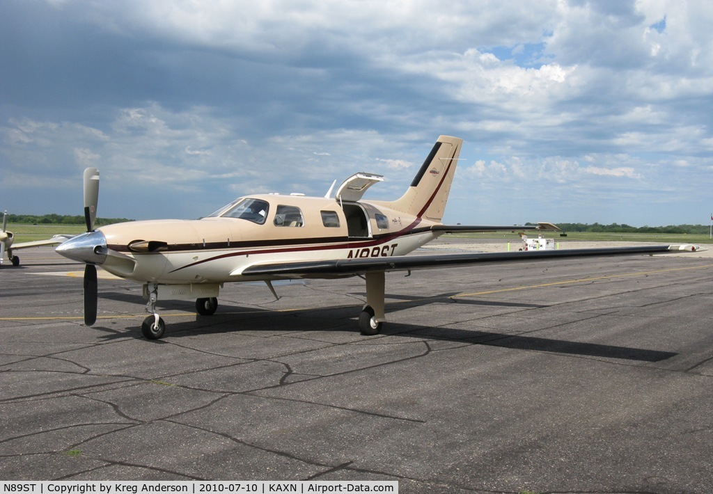N89ST, 2000 Piper PA-46-500TP C/N 4697008, Piper PA-46-500TP Meridian by the terminal.