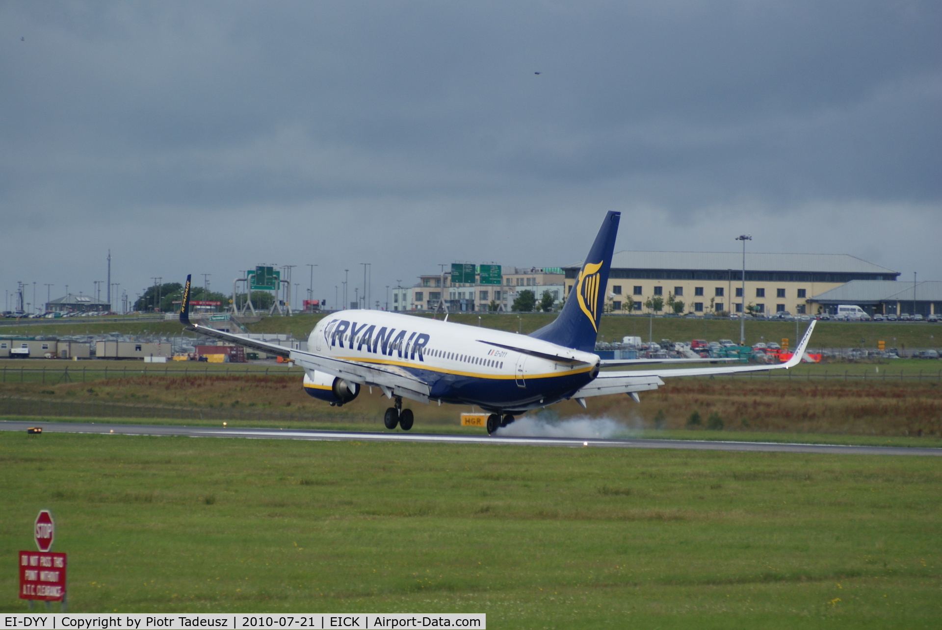 EI-DYY, 2008 Boeing 737-8AS C/N 37521, landing