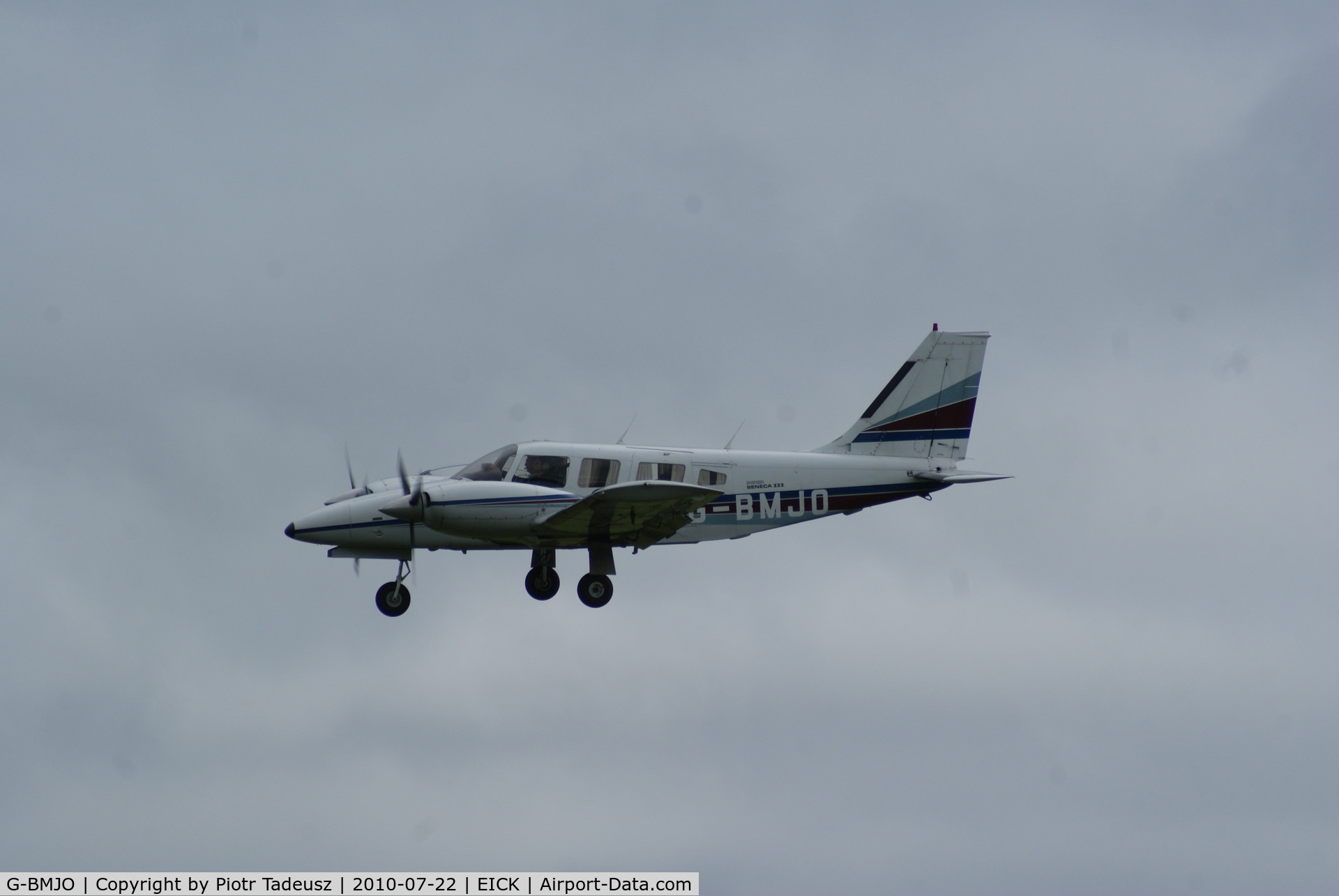 G-BMJO, 1985 Piper PA-34-220T Seneca III C/N 34-8533036, landing