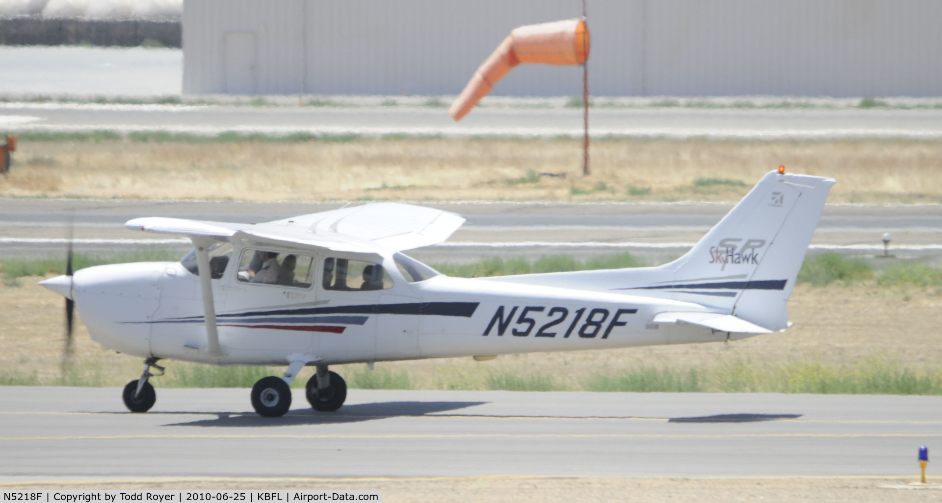 N5218F, 2002 Cessna 172S C/N 172S9132, taxiing at Bakersfield