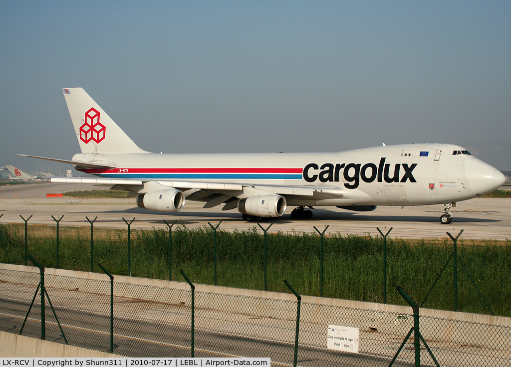 LX-RCV, 1999 Boeing 747-4R7F C/N 30400, Lining up rwy 25R for departure...