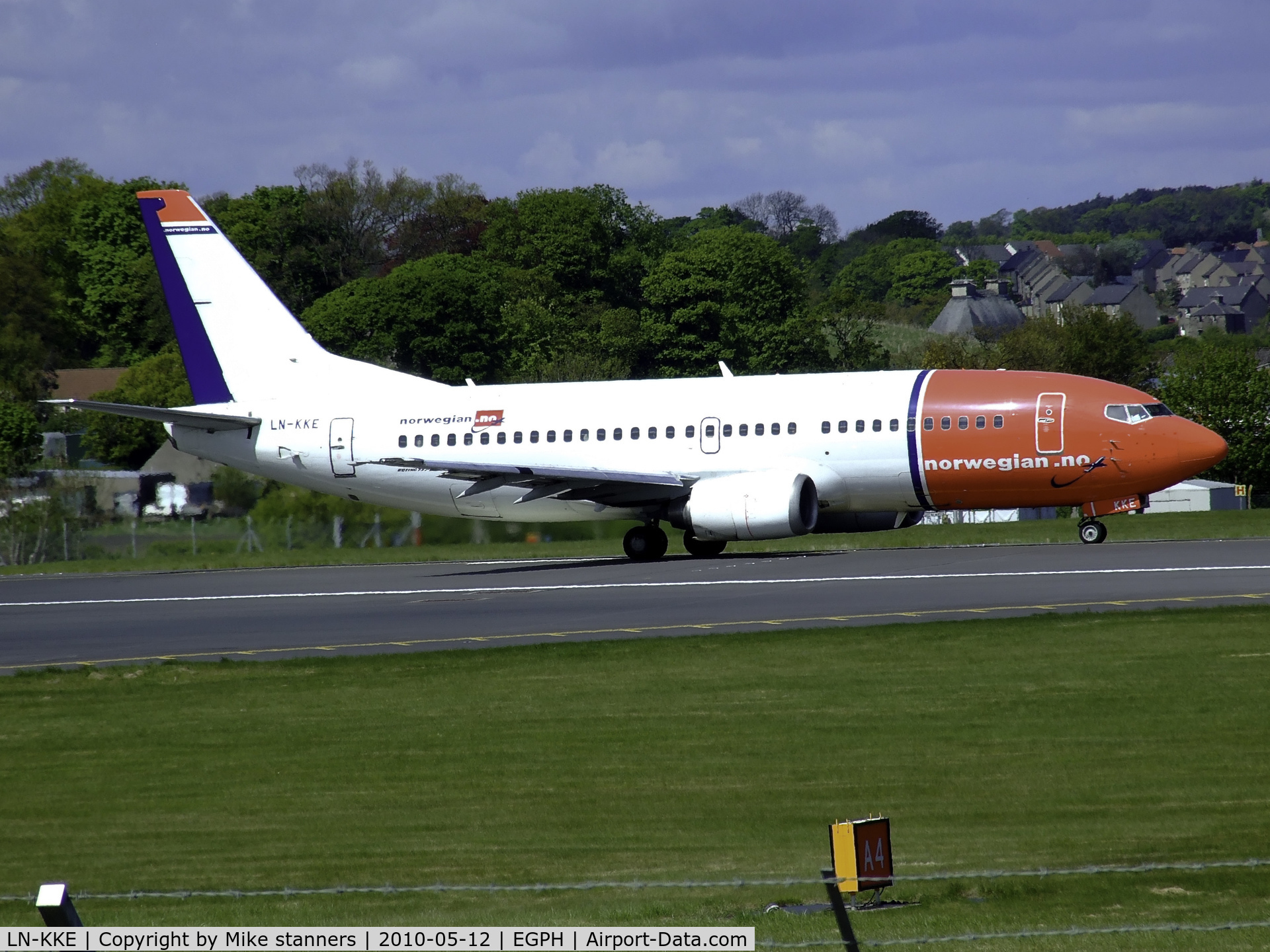 LN-KKE, 1994 Boeing 737-33A C/N 27285, Norwegian air shuttle B737 Lined up on runway 06