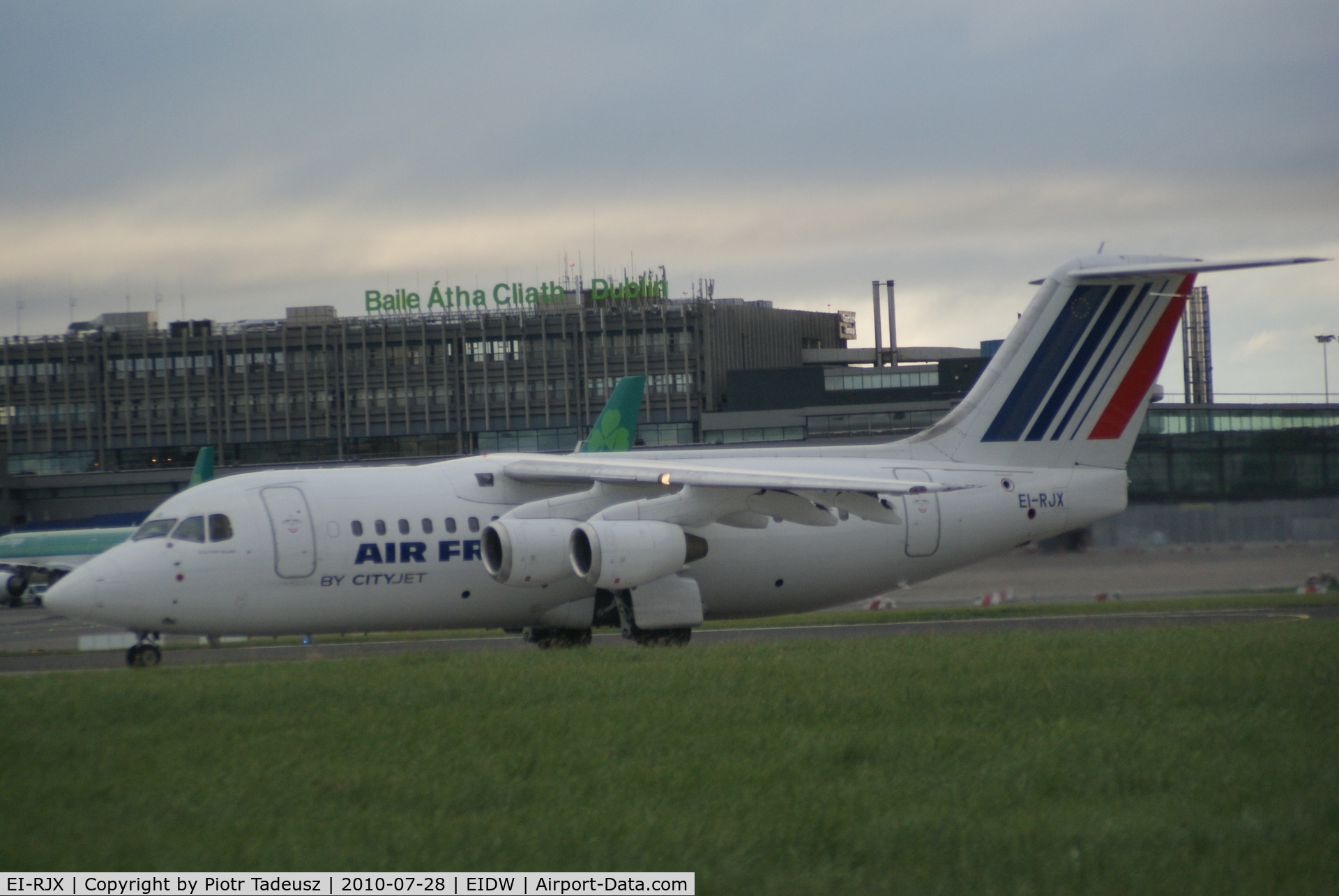 EI-RJX, 2000 BAe Systems Avro 146-RJ85A C/N E.2372, on runway