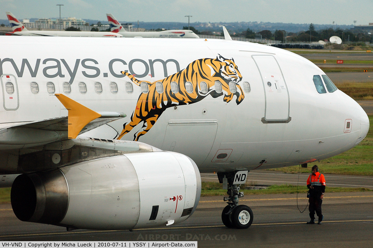VH-VND, 2007 Airbus A320-232 C/N 3296, At Sydney