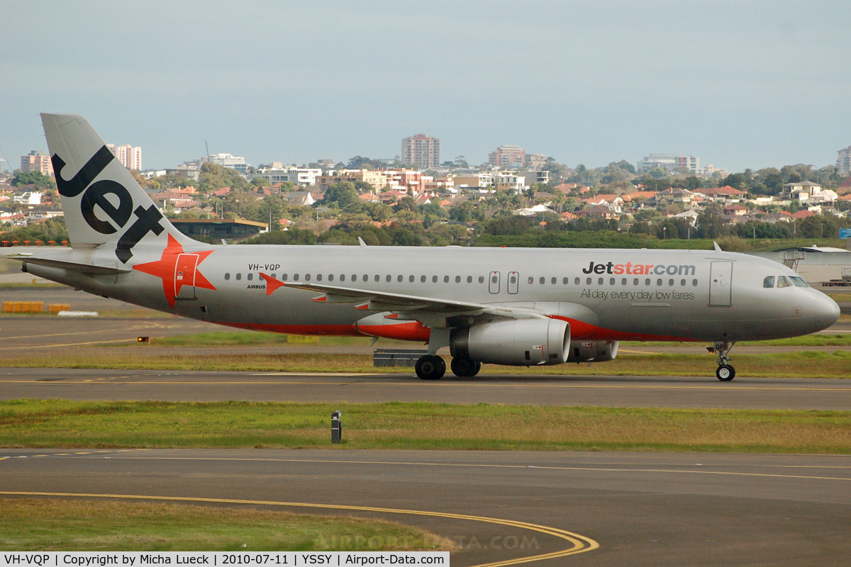 VH-VQP, 2000 Airbus A320-232 C/N 2573, At Sydney