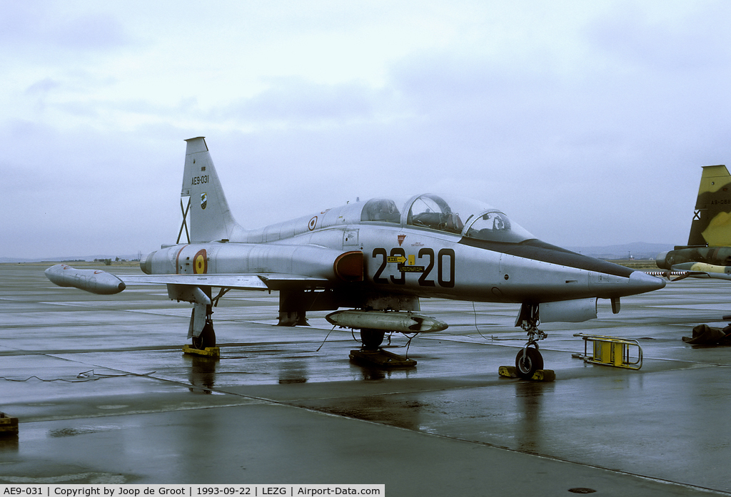 AE9-031, Northrop (CASA) SF-5B(M) Freedom Fighter C/N 2041, We happened to get some non-Spanish rain during our visit to Zaragoza. The bare metal F-5 made it still worth spending a slide.