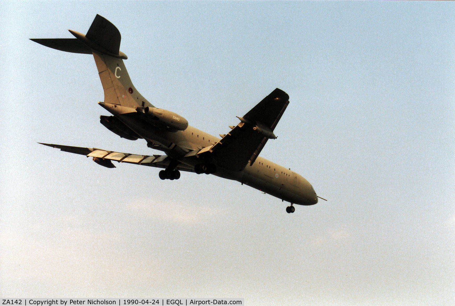 ZA142, 1964 Vickers VC.10 K2 C/N 811, VC-10 K.2 of 101 Squadron at RAF Brize Norton on final approach to RAF Leuchars in April 1990.