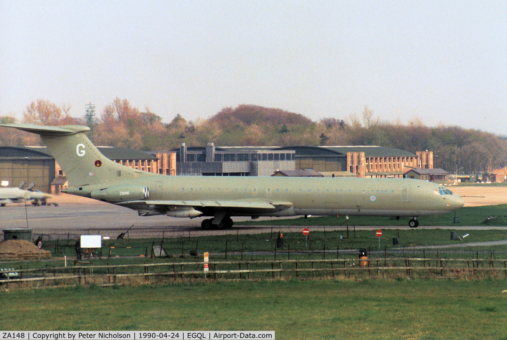 ZA148, 1967 Vickers VC10 K.3 C/N 883, VC-10 K.3 of 101 Squadron taxying to the active runway at RAF Leuchars in April 1990.