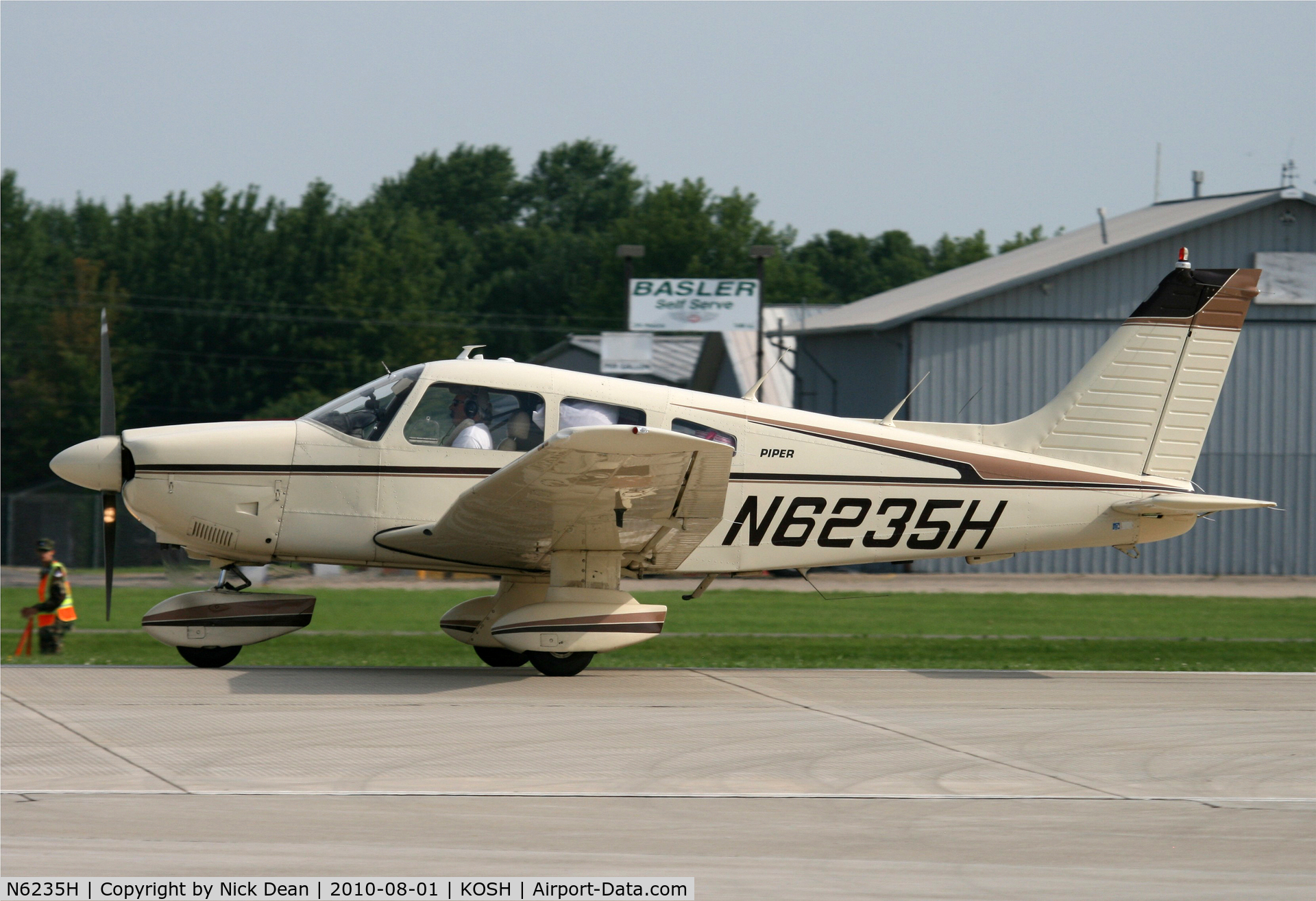 N6235H, 1977 Piper PA-28-181 C/N 28-7890219, KOSH