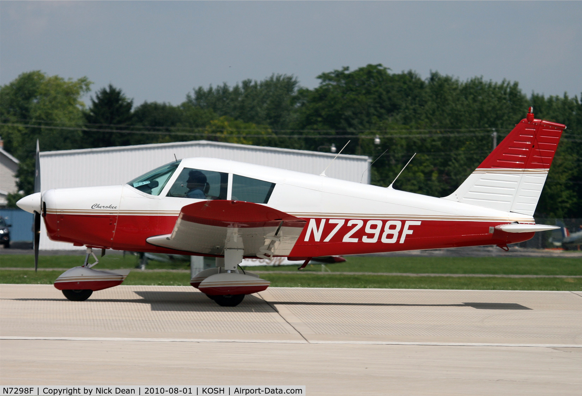 N7298F, 1969 Piper PA-28-140 Cherokee C/N 28-25212, KOSH