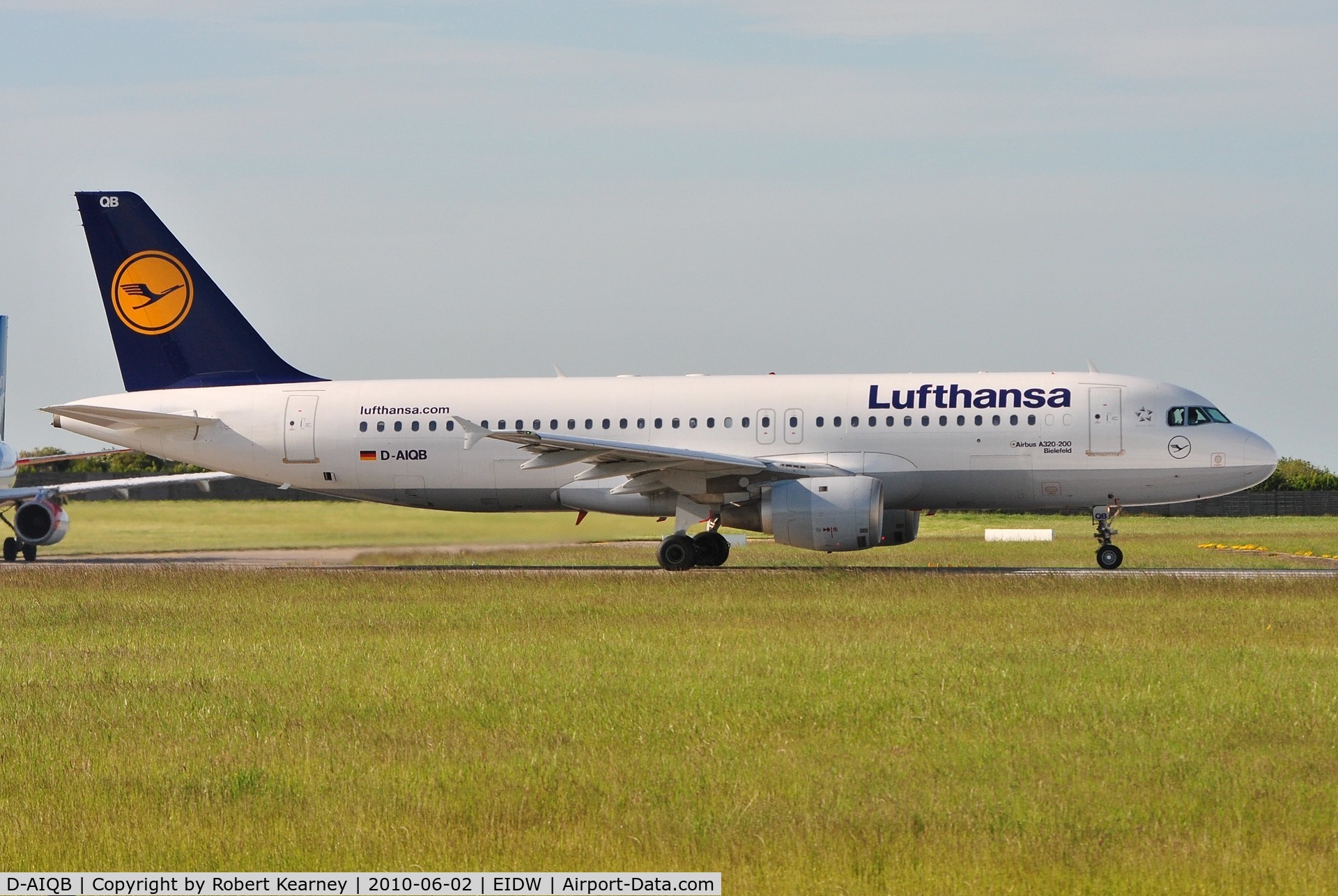 D-AIQB, 1991 Airbus A320-211 C/N 0200, Lufthansa rolling on r/w 10