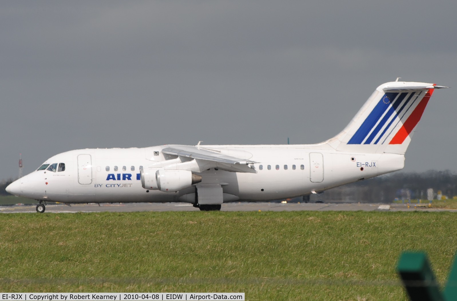 EI-RJX, 2000 BAe Systems Avro 146-RJ85A C/N E.2372, Air France lining up on r/w 28