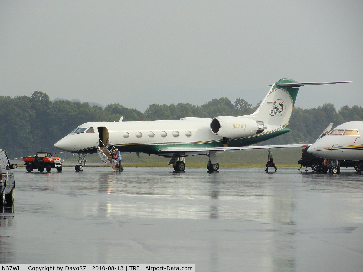 N37WH, 1994 Gulfstream Aerospace G-IV C/N 1243, Dolphins jet loading up to leave Tri-Cities Airport during a rain shower.