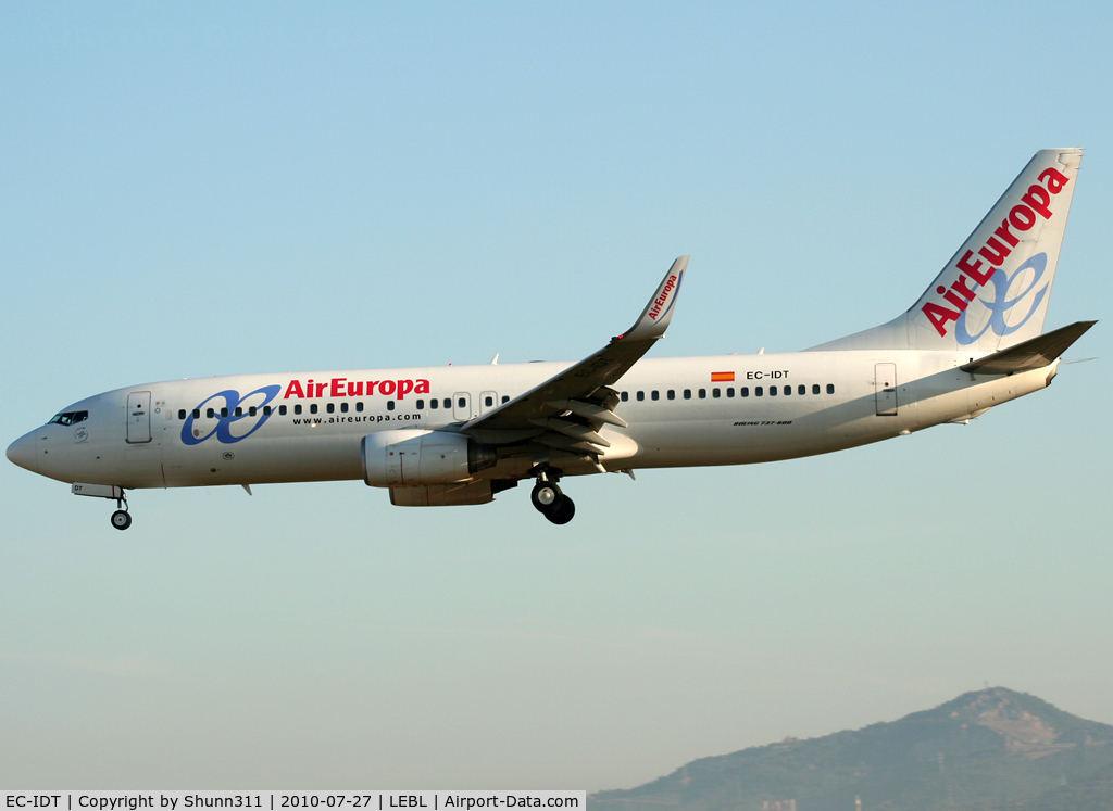 EC-IDT, 2002 Boeing 737-86Q C/N 30281, Landing rwy 25R