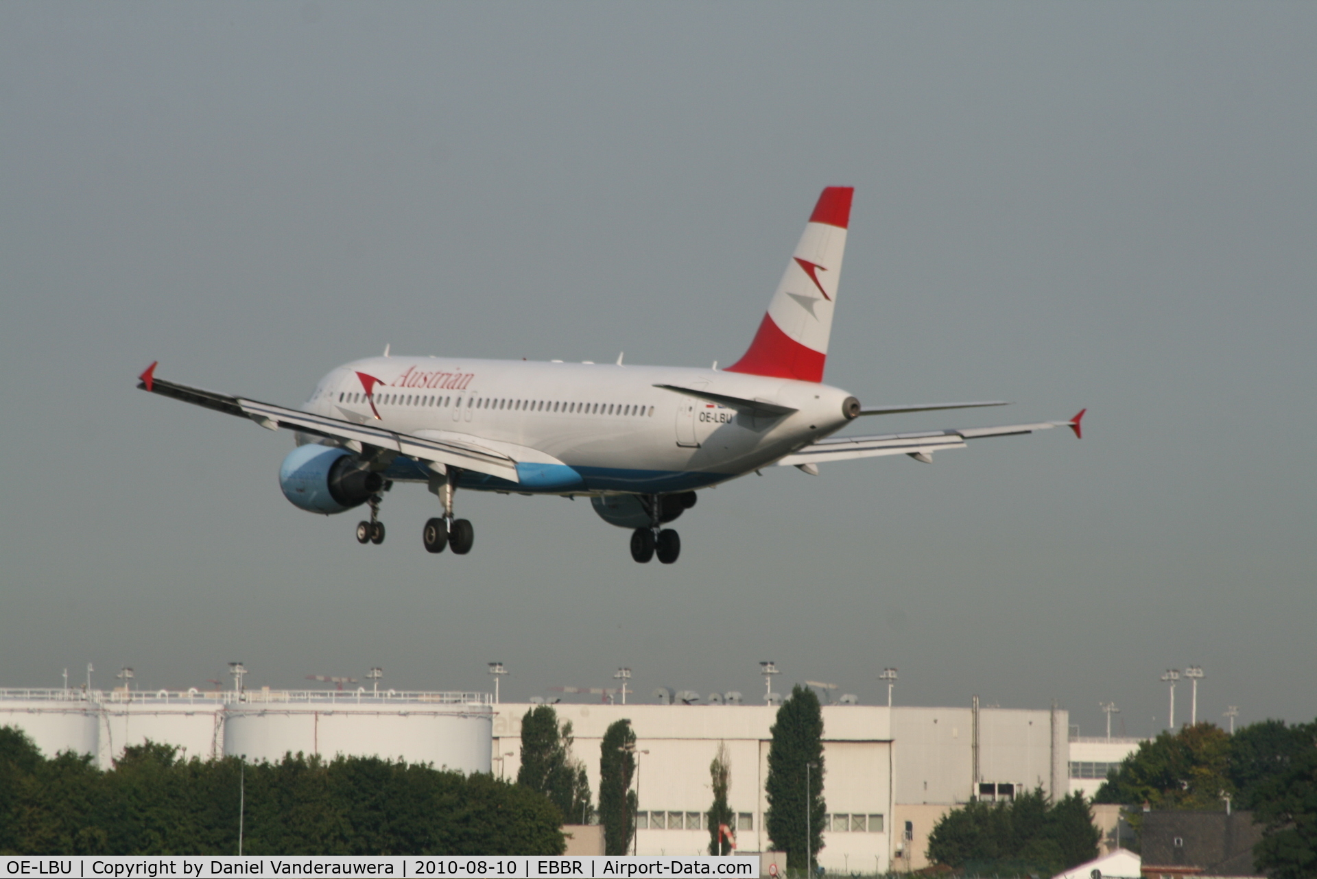 OE-LBU, 2001 Airbus A320-214 C/N 1478, Several seconds before landing on rwy 25l