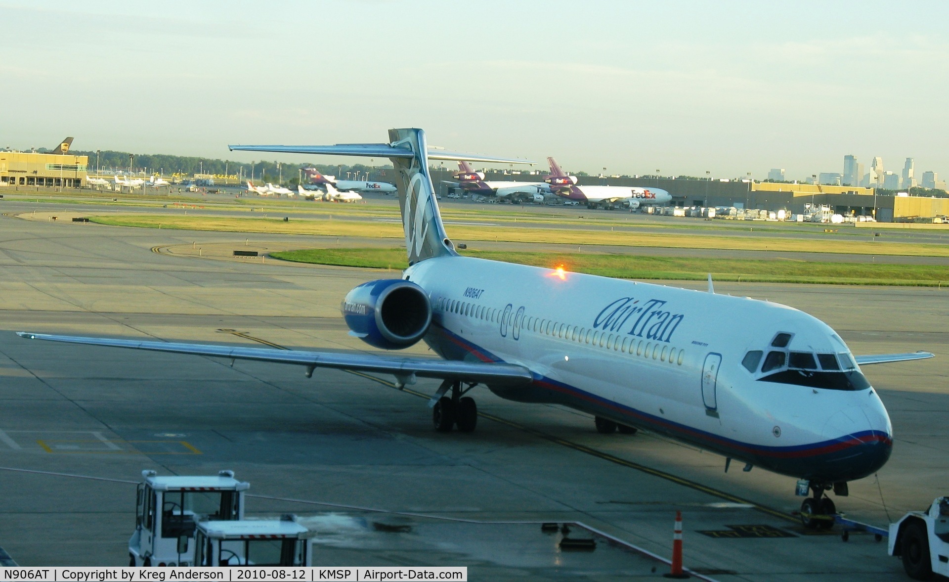N906AT, 2001 Boeing 717-200 C/N 55087, AirTran Boeing 717-200 at the gate.