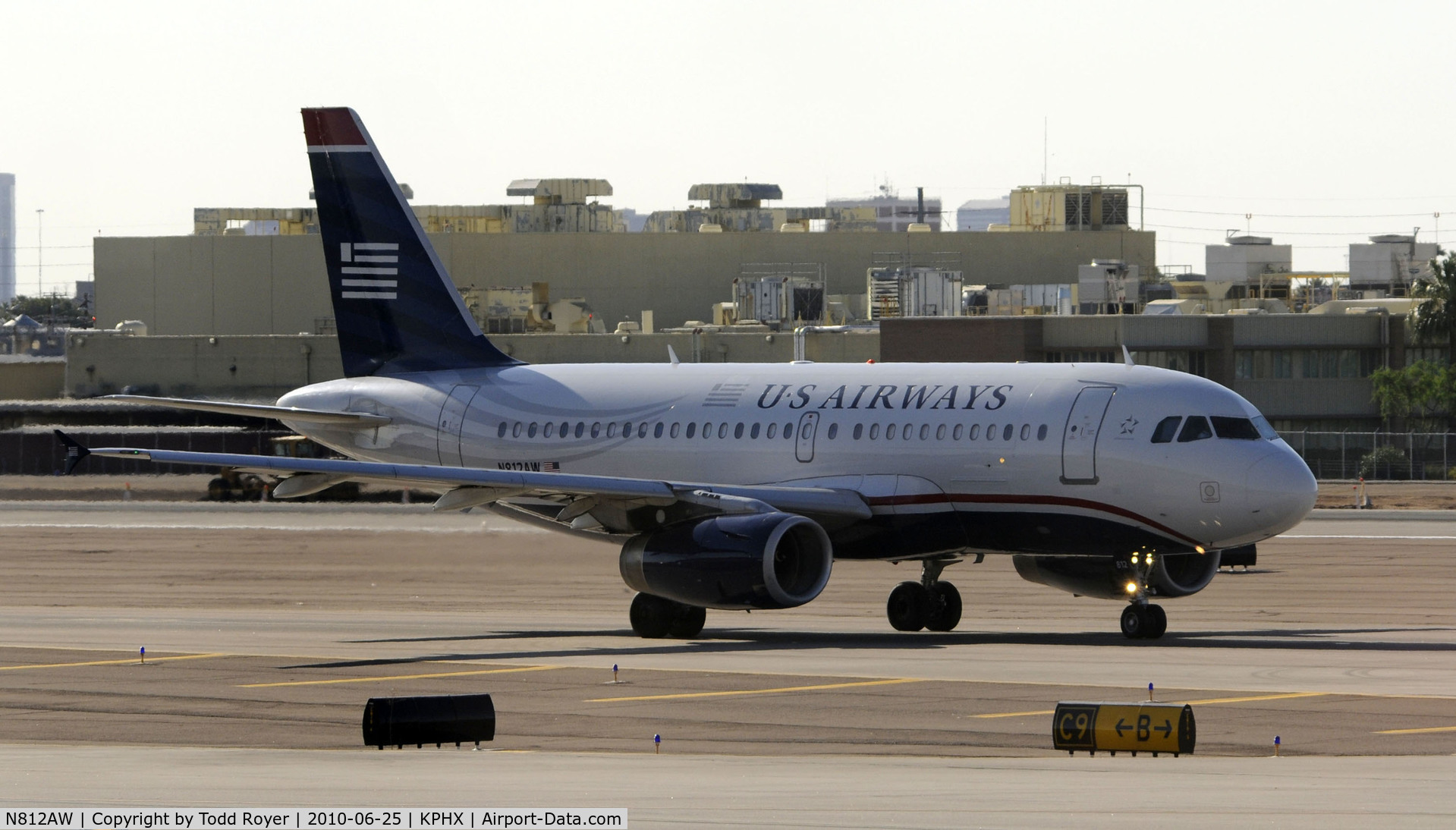 N812AW, 2000 Airbus A319-132 C/N 1178, Taxiing at PHX
