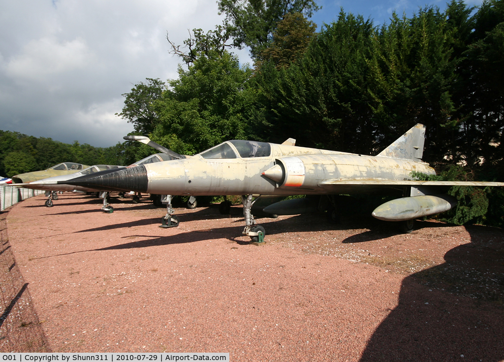 O01, Dassault Mirage IIIO C/N 001, S/n 001 - Mirage IIIO prototype preserved inside Savigny-les-Beaune Museum... Additional refuelling probe...