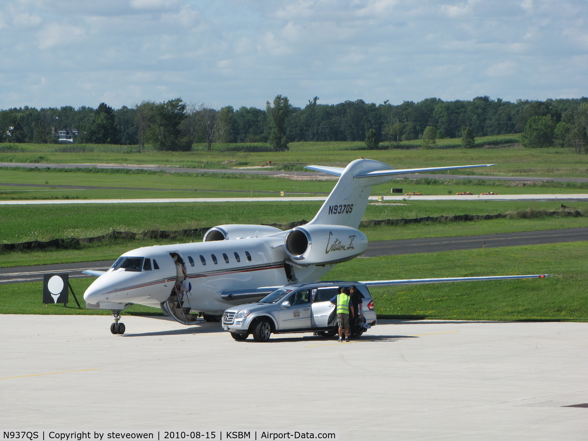 N937QS, 2000 Cessna 750 Citation X Citation X C/N 750-0137, Loading a unknown Golfer @ KSBM during the PGA Tour