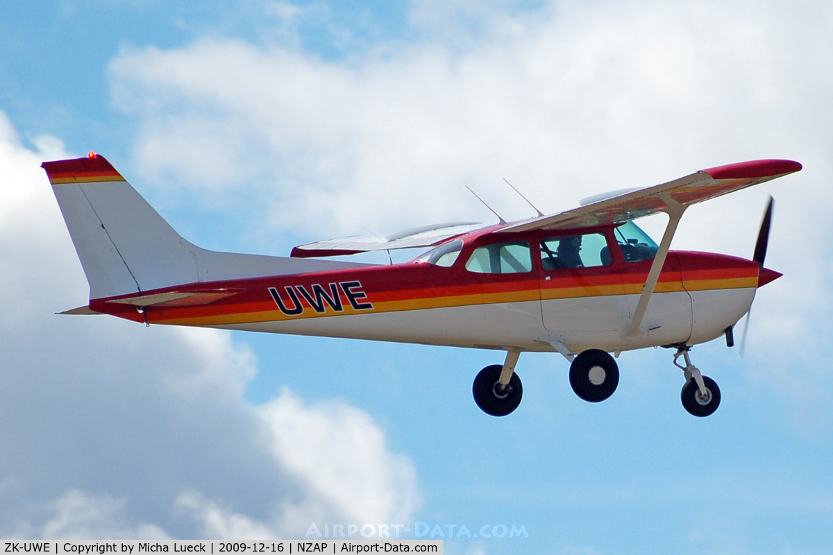 ZK-UWE, Cessna 172N C/N 17271209, At Taupo