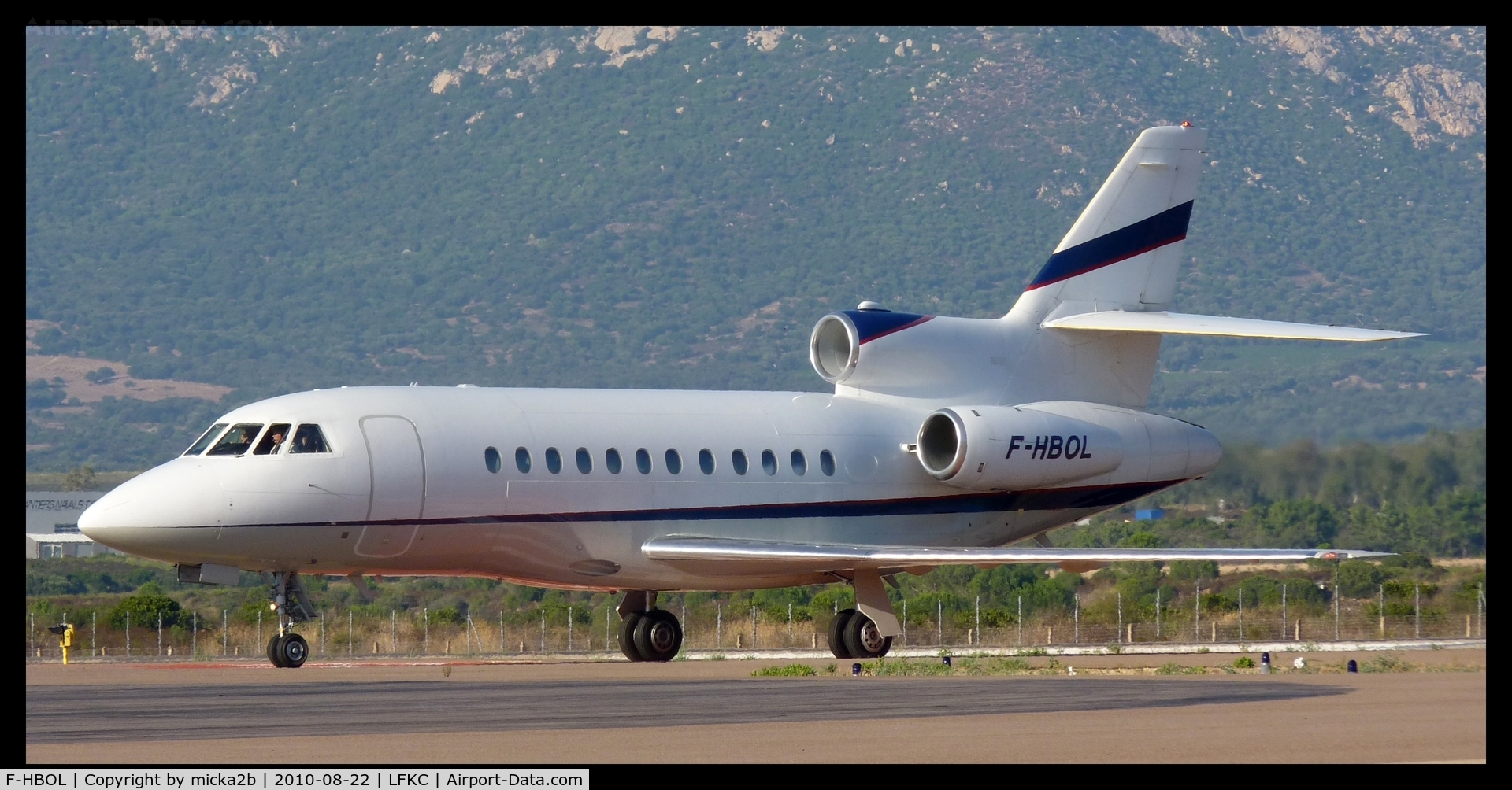 F-HBOL, 2002 Dassault Falcon 900EX C/N 107, Arrival after landing in 18.