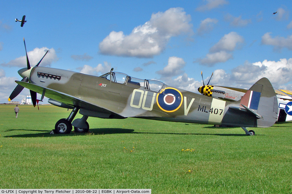 G-LFIX, 1944 Supermarine 509 Spitfire LF.IX (T.IX) C/N CBAF.8463, 1944 Vickers Supermarine Ltd SPITFIRE IXT, c/n: ML407 at 2010 Sywell Airshow