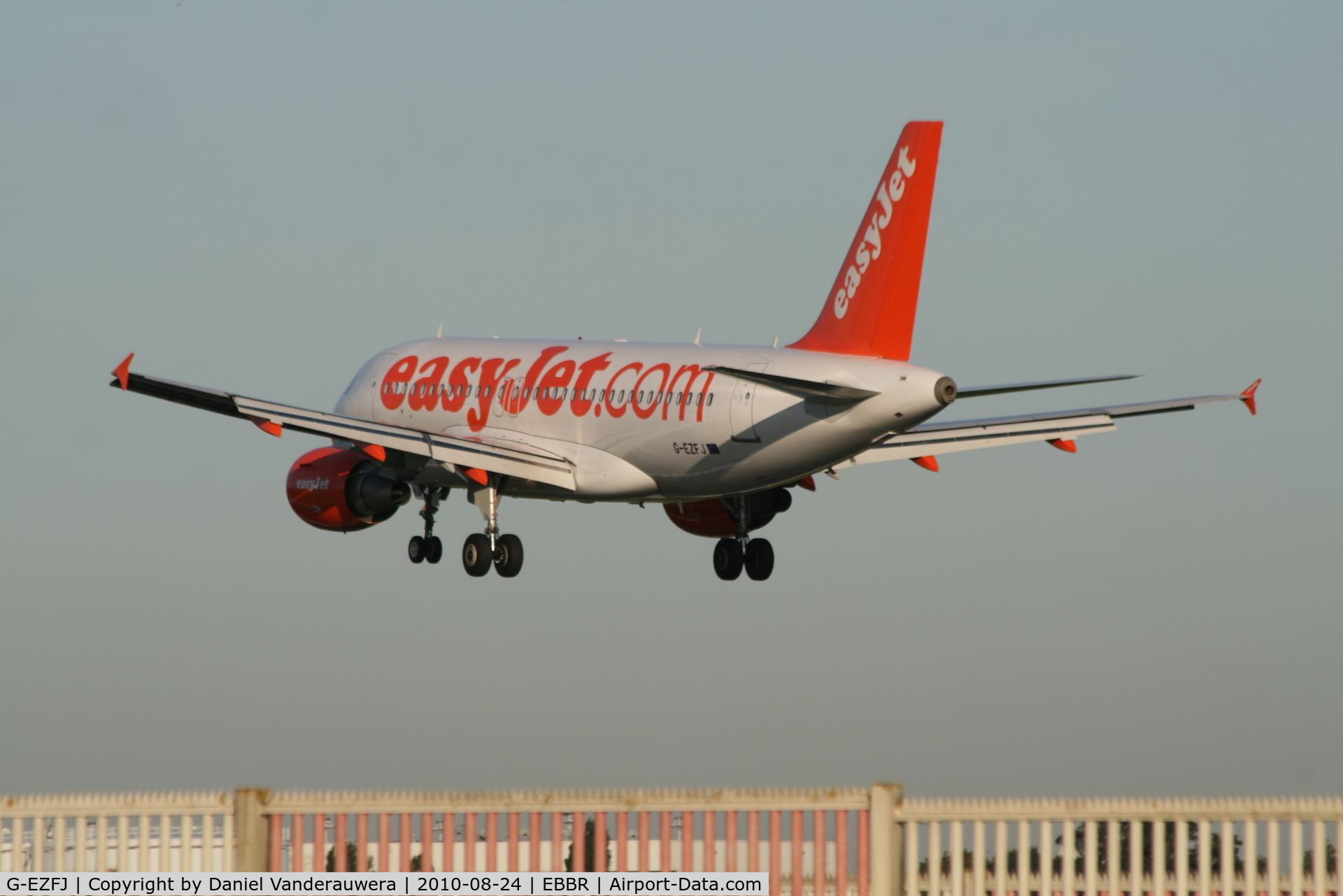 G-EZFJ, 2009 Airbus A319-111 C/N 4040, Flight EZY4701 is descending to RWY 25L
