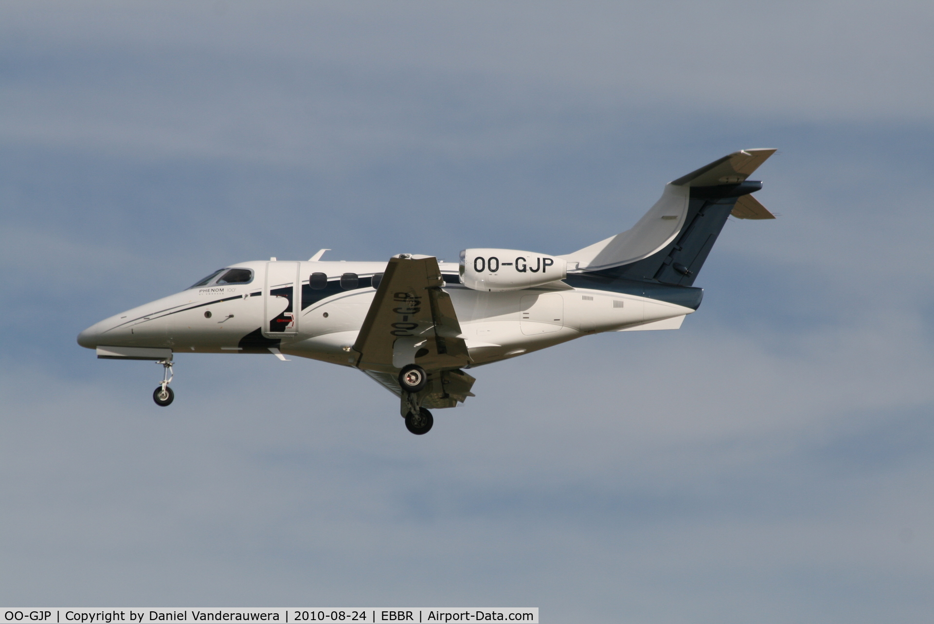 OO-GJP, 2010 Embraer EMB-500 Phenom 100 C/N 50000147, Descending to RWY 25L