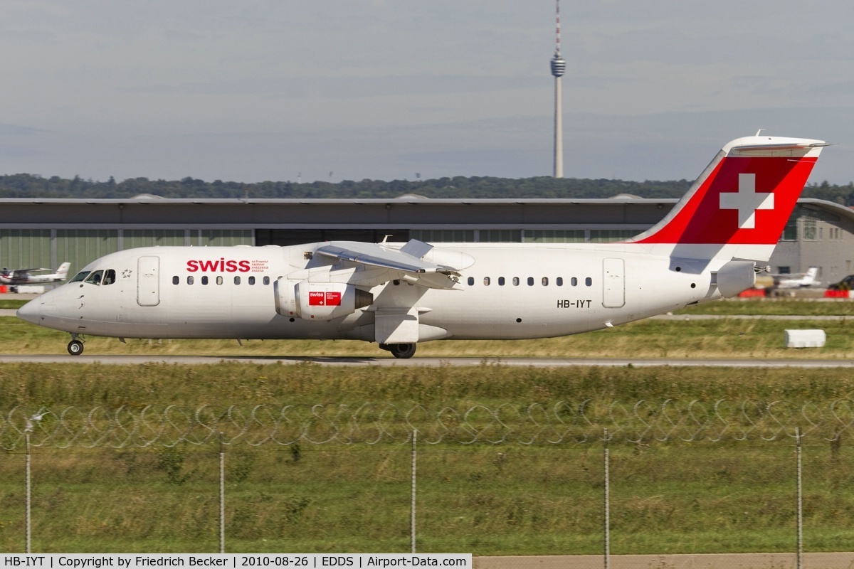HB-IYT, 2000 British Aerospace Avro 146-RJ100 C/N E3380, decelerating after touchdown