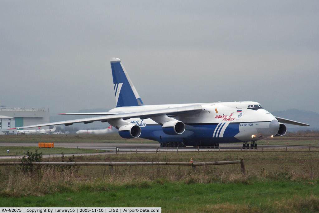 RA-82075, 1994 Antonov An-124-100 Ruslan C/N 9773053459147, arrivinag at holding-point 34