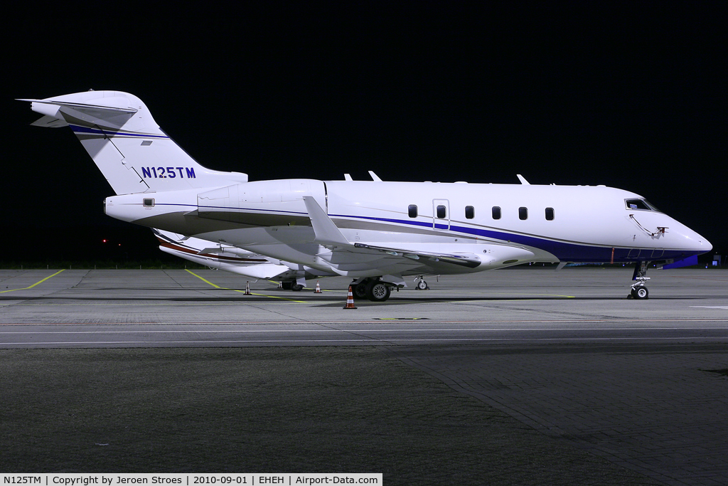 N125TM, 2006 Bombardier Challenger 300 (BD-100-1A10) C/N 20104, at night