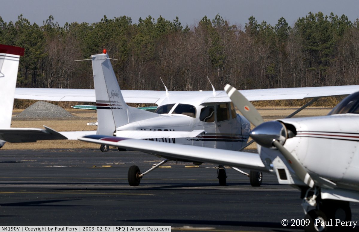 N4190V, 1998 Cessna 172R C/N 17280626, Taxiing away from the somewhat crowded ramp