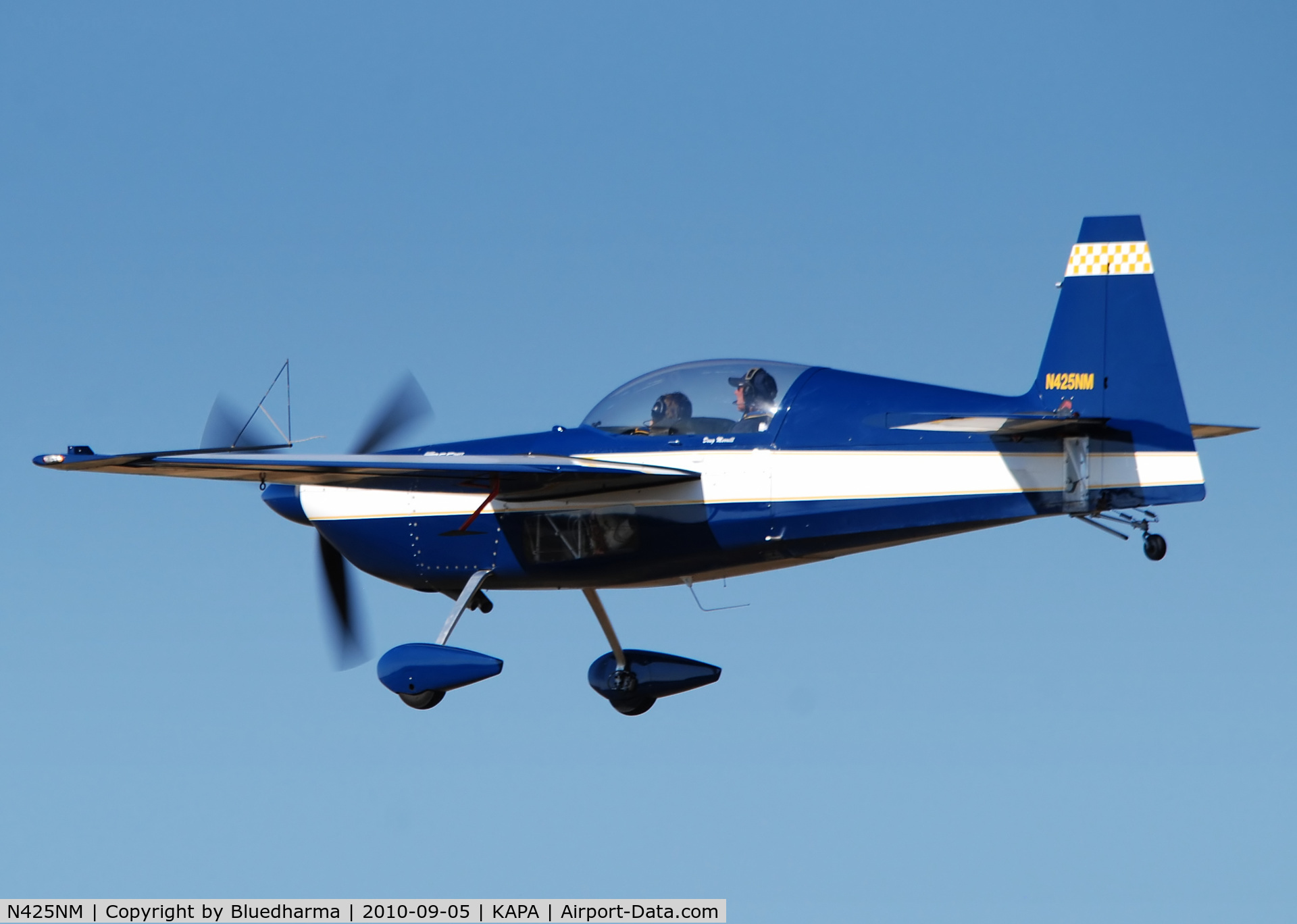 N425NM, 2000 Zivko Edge 540-T C/N 0011, Landing 17L.