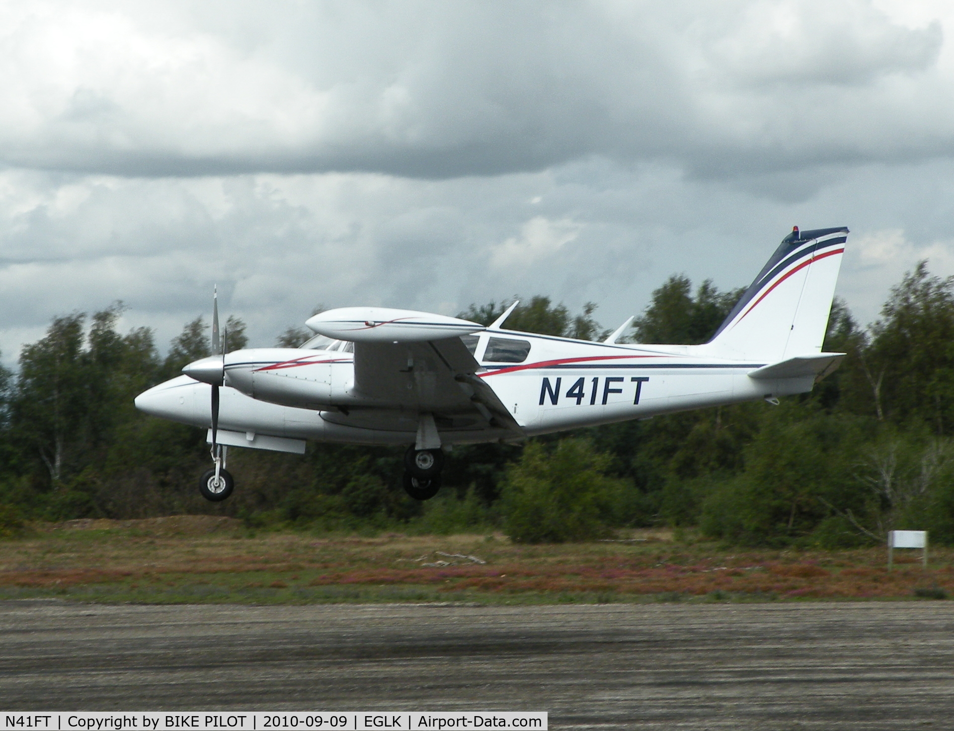 N41FT, 1970 Piper PA-39 Twin Comanche C/N 39-59, fainals for rwy 25.