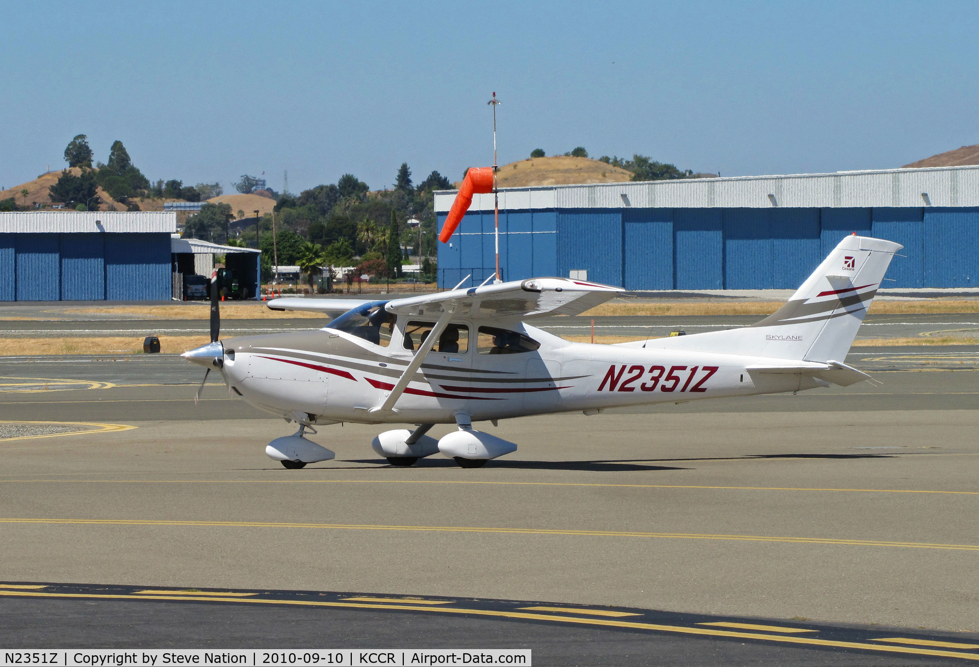N2351Z, 2005 Cessna 182T Skylane C/N 18281708, Locally-based 2005 Cessna 182T taxis in from RWY1R