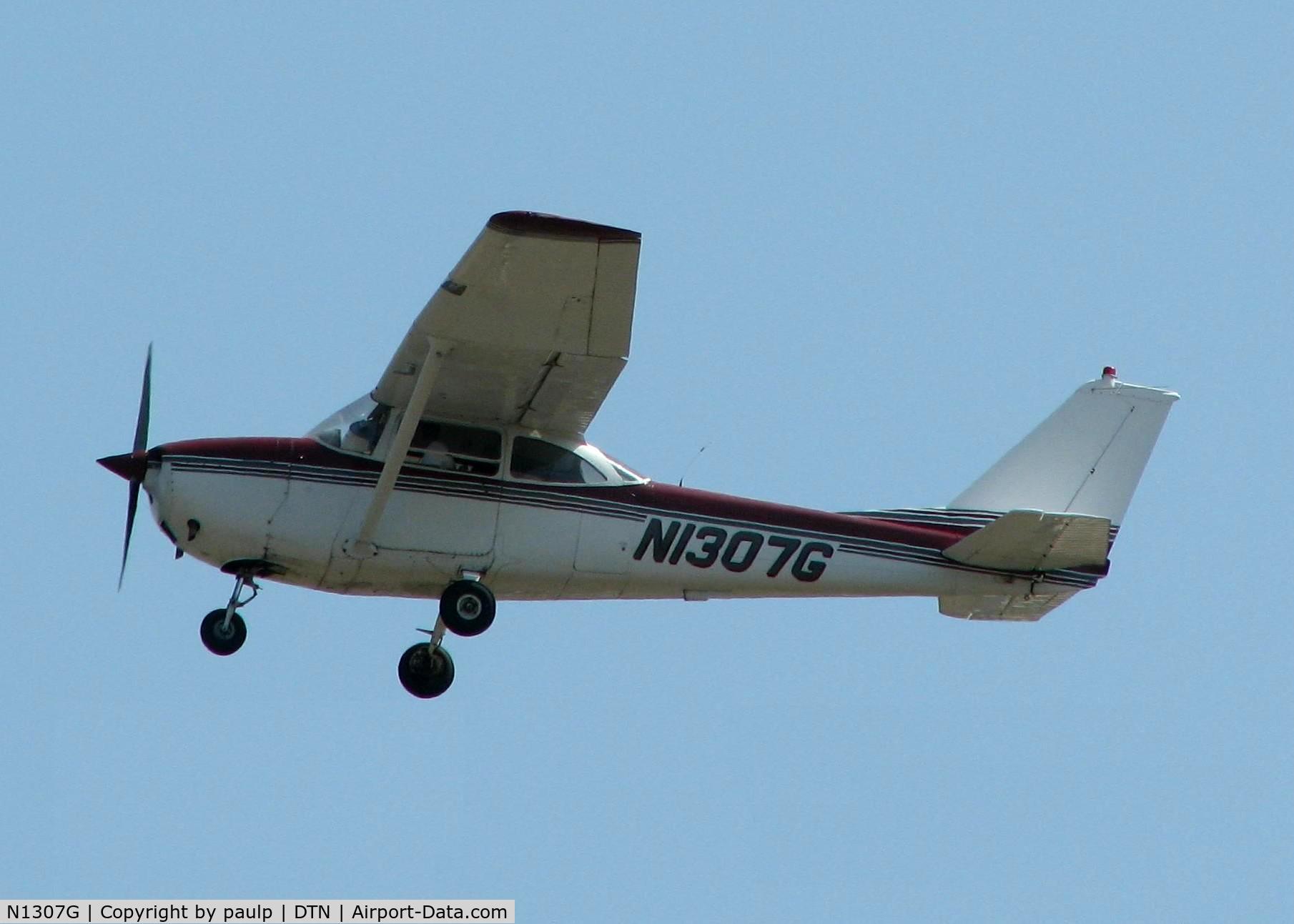 N1307G, 1966 Cessna 172G C/N 17254120, Off of 32 at Downtown Shreveport.