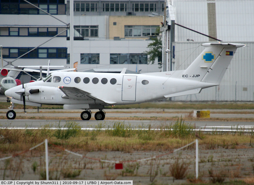EC-JJP, 2000 Beech 200 C/N BB-845, Ready for take off rwy 32L