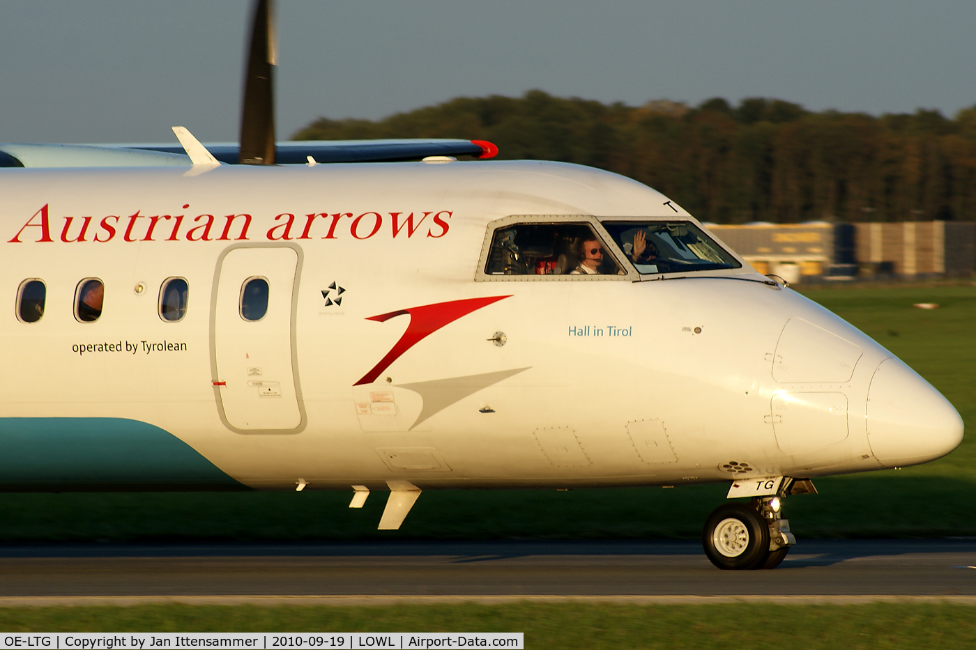 OE-LTG, 1997 De Havilland Canada DHC-8-314Q Dash 8 C/N 438, Aua arrows @ LOWL