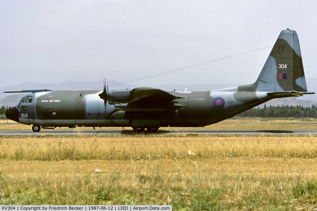 XV304, 1967 Lockheed C-130K Hercules C.3 C/N 382-4272, taxying to the active
