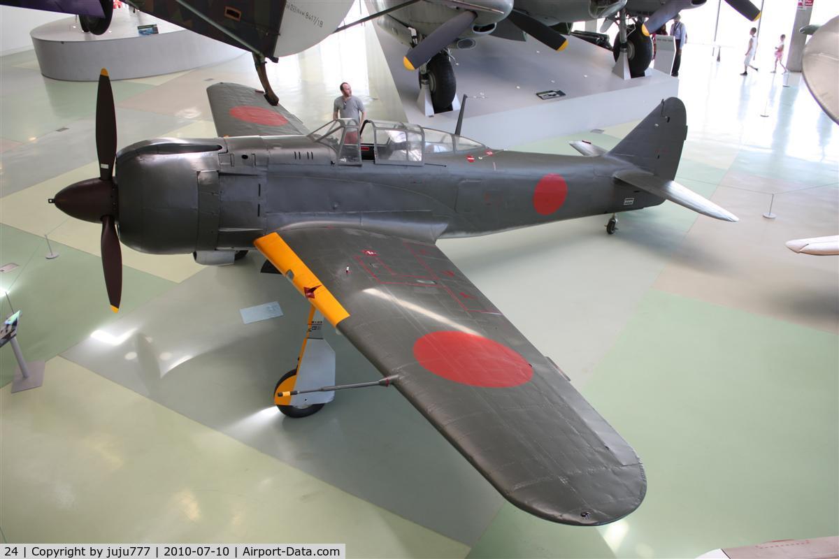 24, 1944 Kawasaki Ki 100-1B C/N 16336, on display at Hendon RAF Muséum