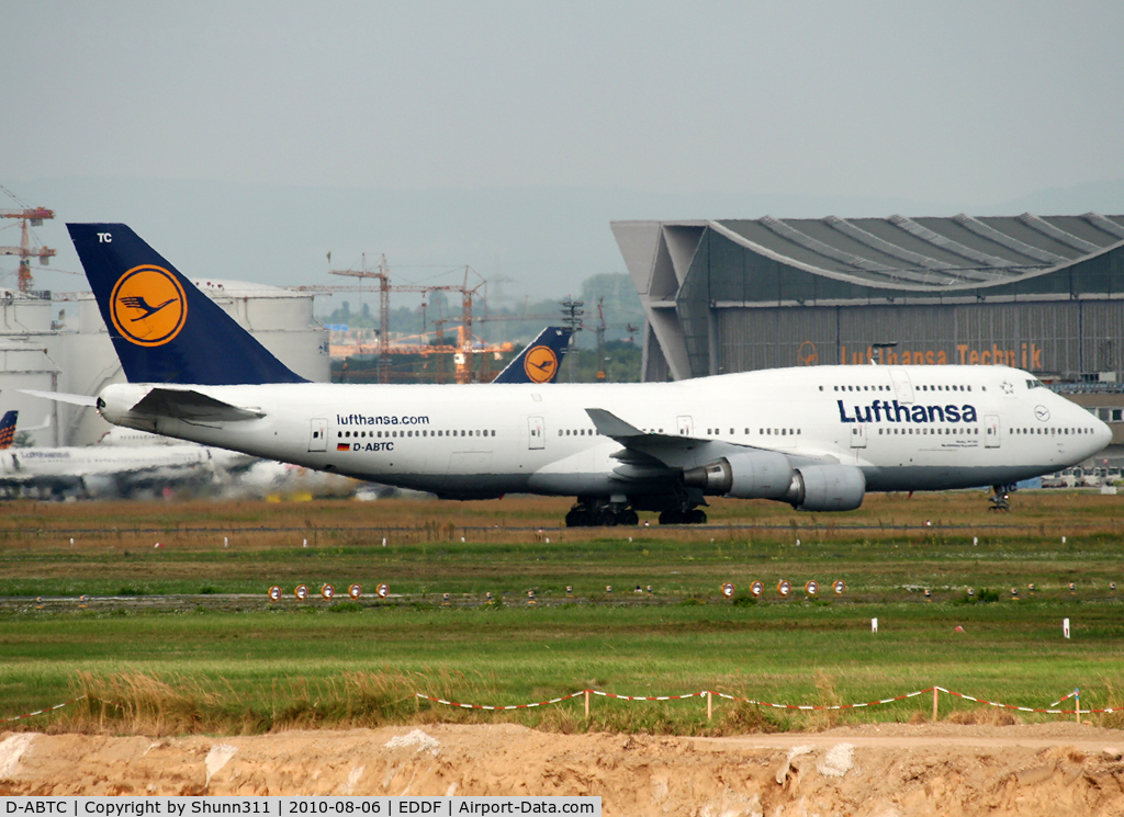 D-ABTC, 1990 Boeing 747-430M C/N 24287, Taxiing to the terminal...