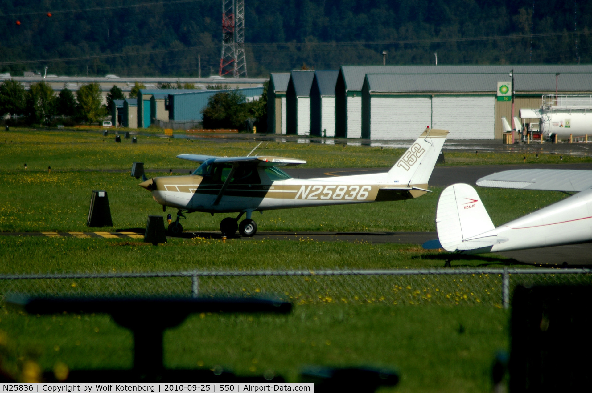 N25836, 1977 Cessna 152 C/N 15280808, rolling toward the active