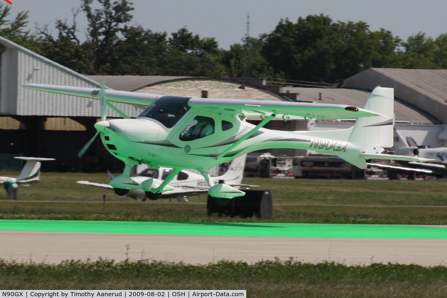 N90GX, Remos GX C/N 313, Remos Acft Gmbh Flugzeugbau REMOS GX, c/n: 313. Land on the green dot and watch your aircraft turn green too.