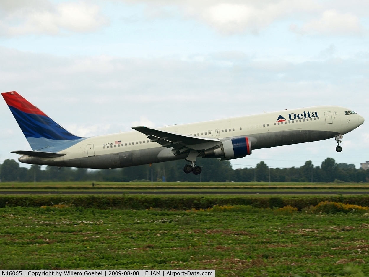N16065, 1999 Boeing 767-332 C/N 30199, Take off of the Polderbaan of Amsterdam airport
